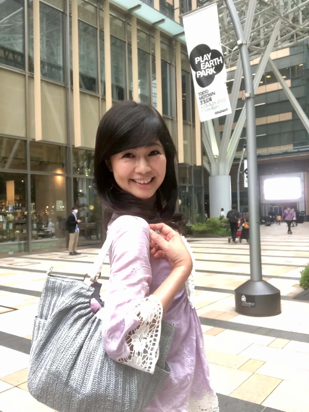 パンツコーデ。白パンツ。レーストップス。薄紫ブラウス。紫ブラウス。ピンクブラウス。紫トップス。白レース。五分袖。半袖ブラウス。半袖トップス。レースブラウス。シルバーバッグ。かごバッグ。布バッグ。編み込みバッグ。ミッドタウン。東京ミッドタウン。六本木。