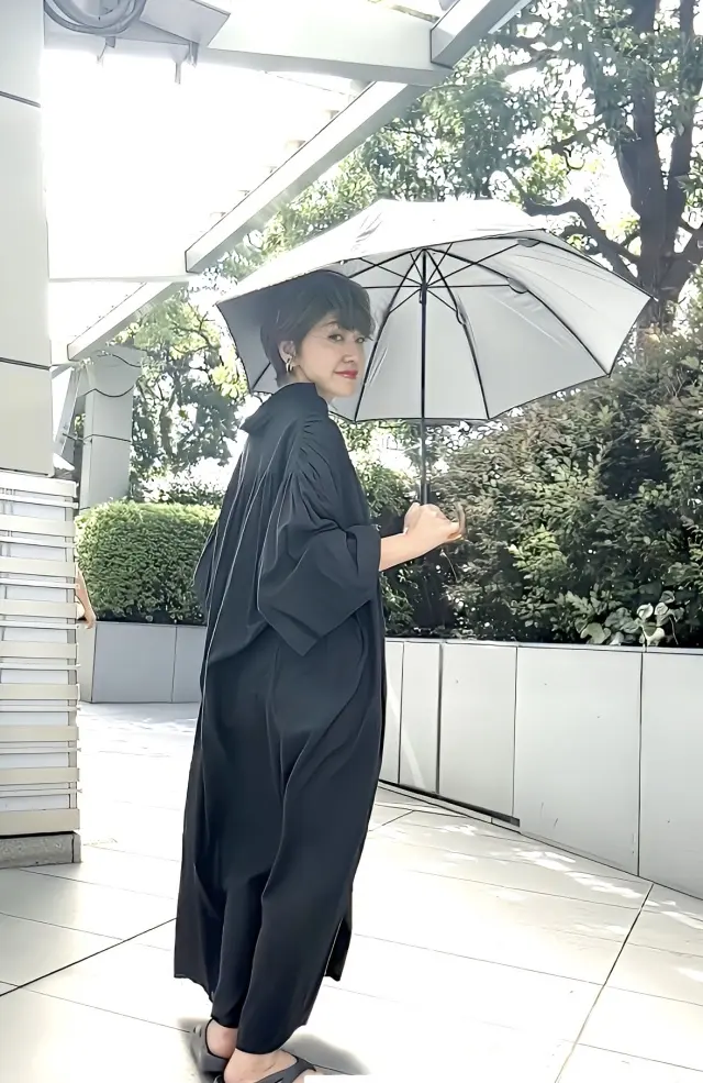 日傘をさして紫外線対策、ブラックコーデでの画像_10
