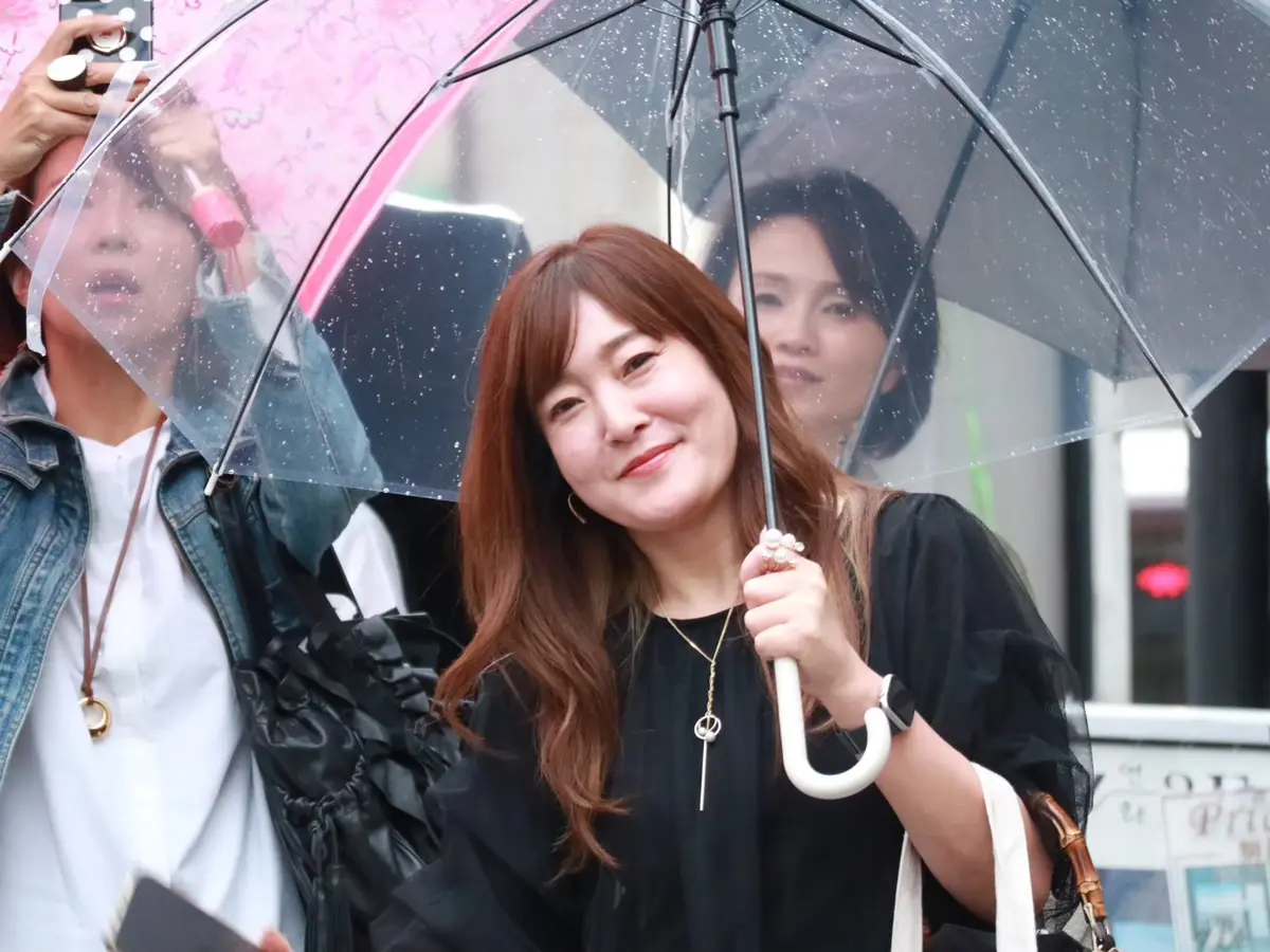 傘をさしながら