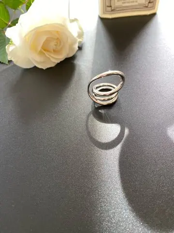 シャルロットシェネのリングとバラ