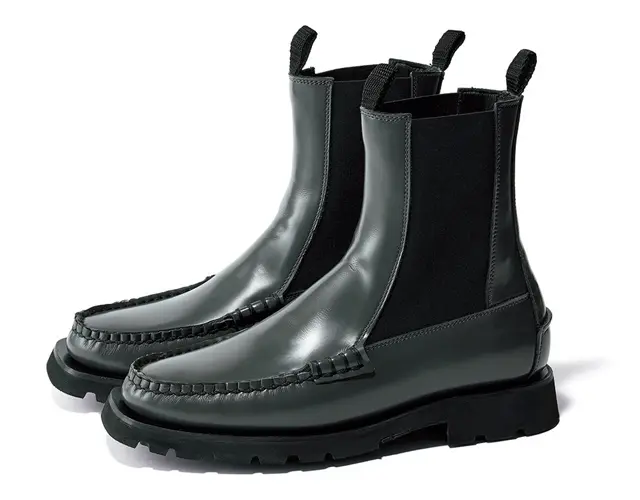 【Hereu（へリュー）】モカシンとサイドゴアがMIX。端正なムード漂うダークグレー