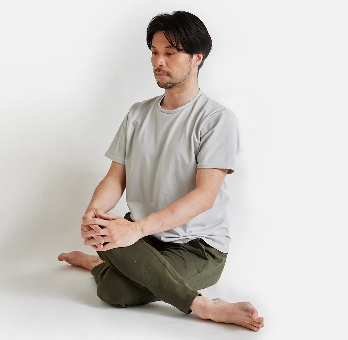 OurAge×Webエクラ　【３】の脚の状態のまま、座ります。