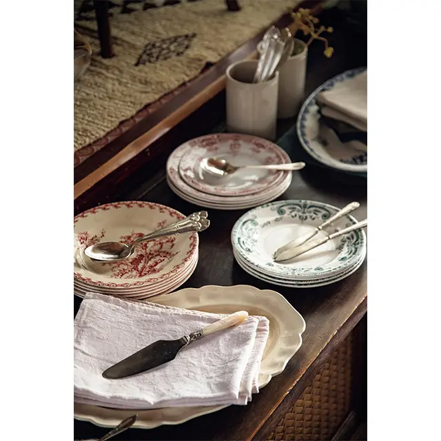 リネンを使ったオリジナルハンカチーフやキッチンクロスは色も豊富にそろう。