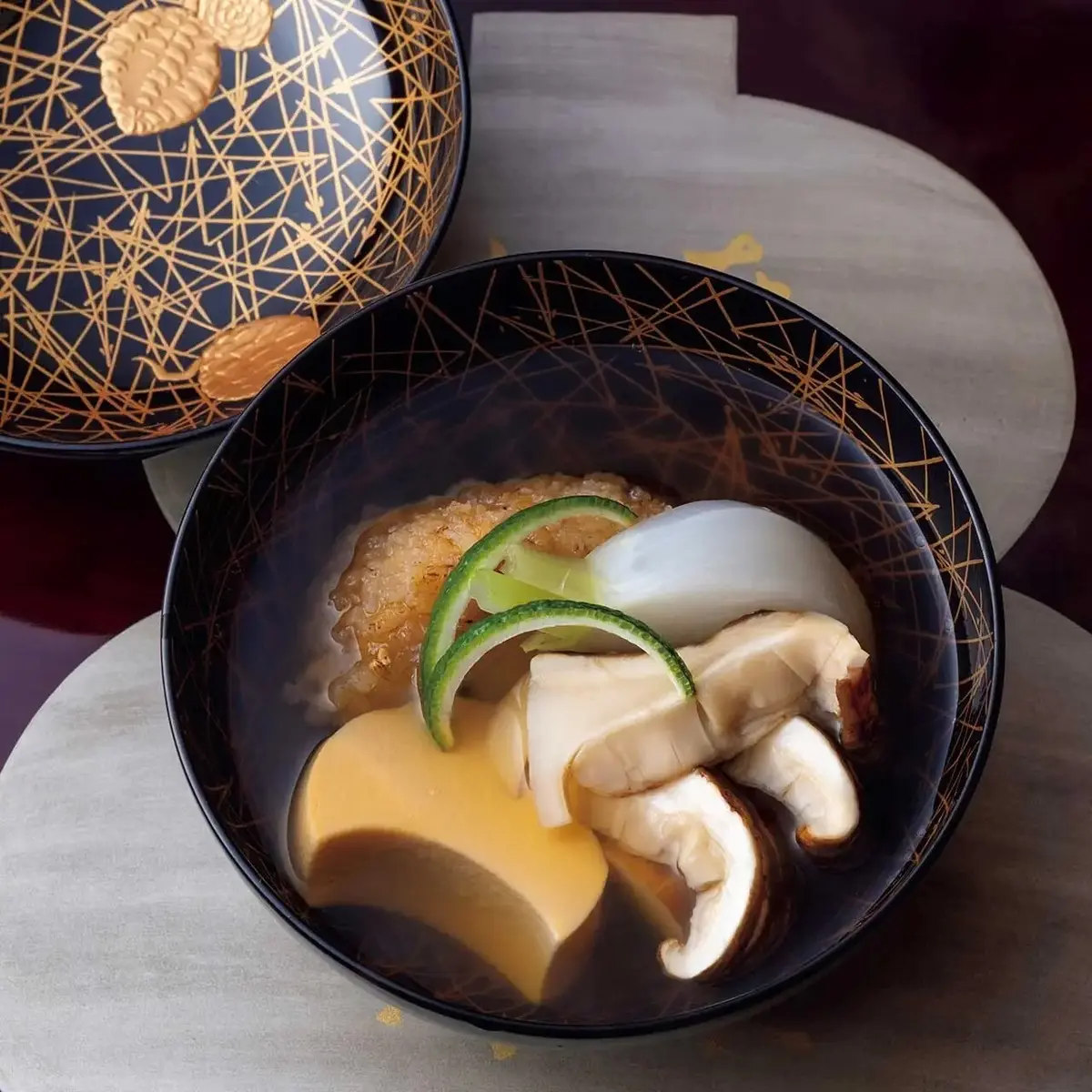 新米を衣にした甘鯛、卵豆腐、松茸の「豊年椀」