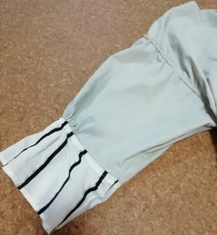 STELLA CIFFONのワンピースの袖部分。ストライプ柄が購入の決め手でした。