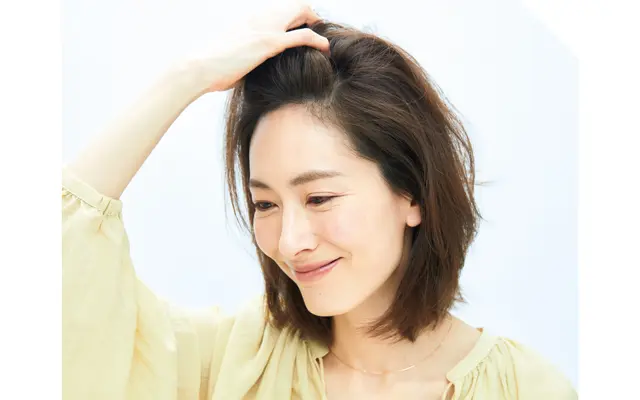 《2》スプレー後、地肌となじませる