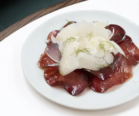 イタリア産ブレザオラハムのマリネ　ラスパドゥーラチーズのせ