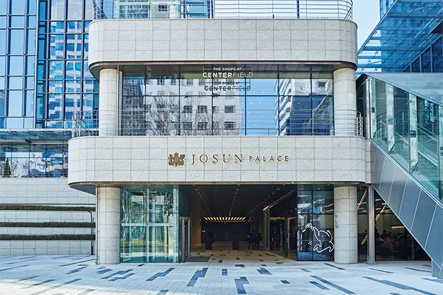 目印はこの入口。ホテルの入ったビルの1階には大人気ドラマ『ウ・ヨンウ弁護士は天才肌』の名場面となった回転ドアのロケ地も