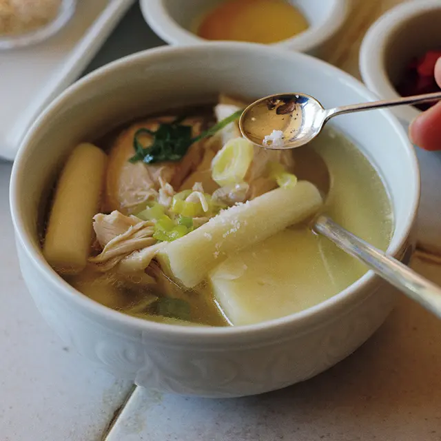 各自取り分けて好みの薬味 をプラス。もちもちしたト ッポギや、ほくほくのじゃ がいもがスープによく合う