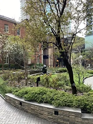 美術館前のお庭