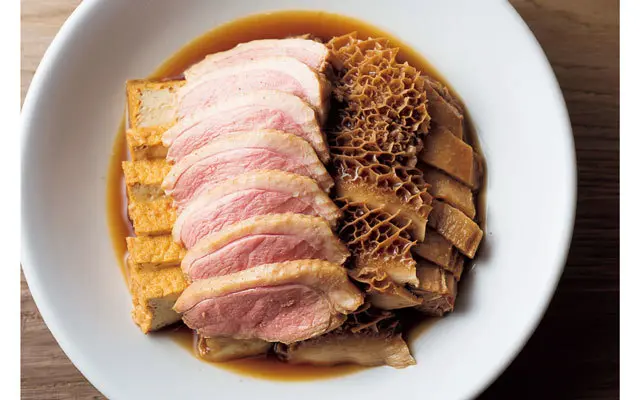 「鴨、ハチノス、豆腐の香辛料煮」