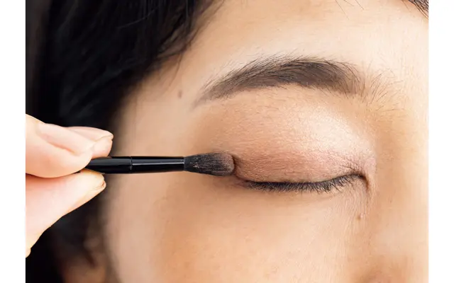 《4》ブラウンシャドウでラインをなじませる