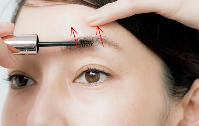 毛が短い部分は、指でおでこを引き上げるとすくいやすい