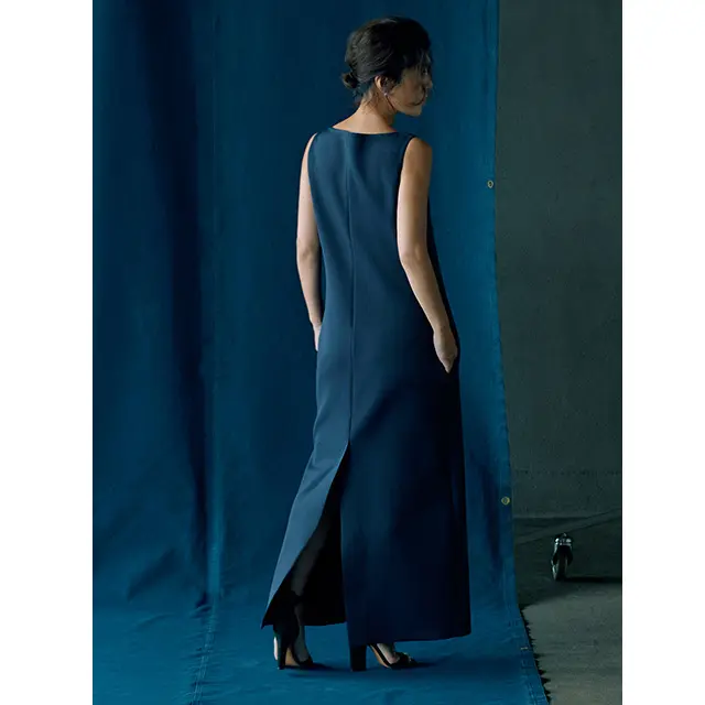 浅めのボートネックに、すっきりとしたショルダーのカット。そして、体の線につかず離れず寄り添う美しくモダンなシル エット。「シンプル＆フラットなのに実際に着てみると、ものすごくきれい。＂スキューバー＂ と呼ばれるウェットスーツの ような生地は、柔らかな張りが特徴。意表をついた素材ですが、体の肉感を拾わないのでシルエットをじゃますることがあ りません」。