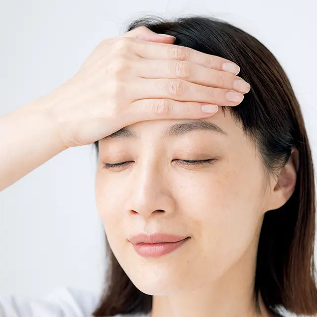 額を固定し、 下まぶたの筋トレ