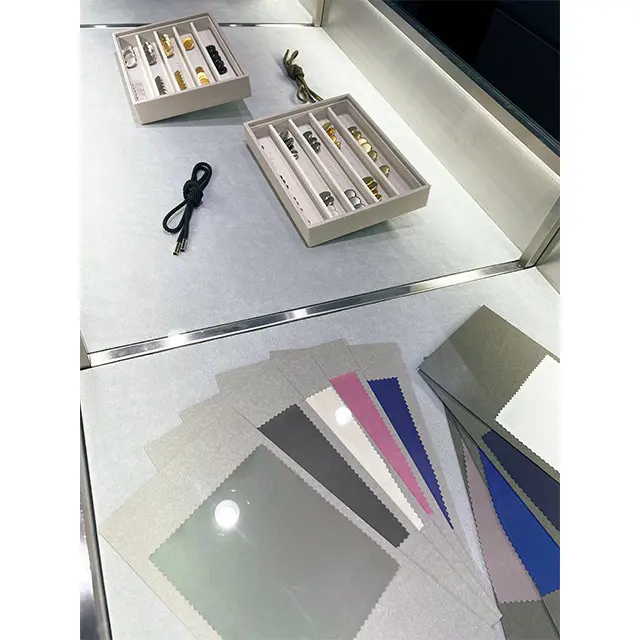 サイズだけでなく、アイテムによってはボタンや裏地、 襟の形などを選べるカスタムオーダーが可能