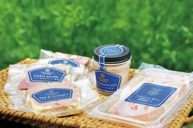 長期熟成生ハム（50g）¥980、パテ・ド・カンパーニュ（100g）¥720ほか。