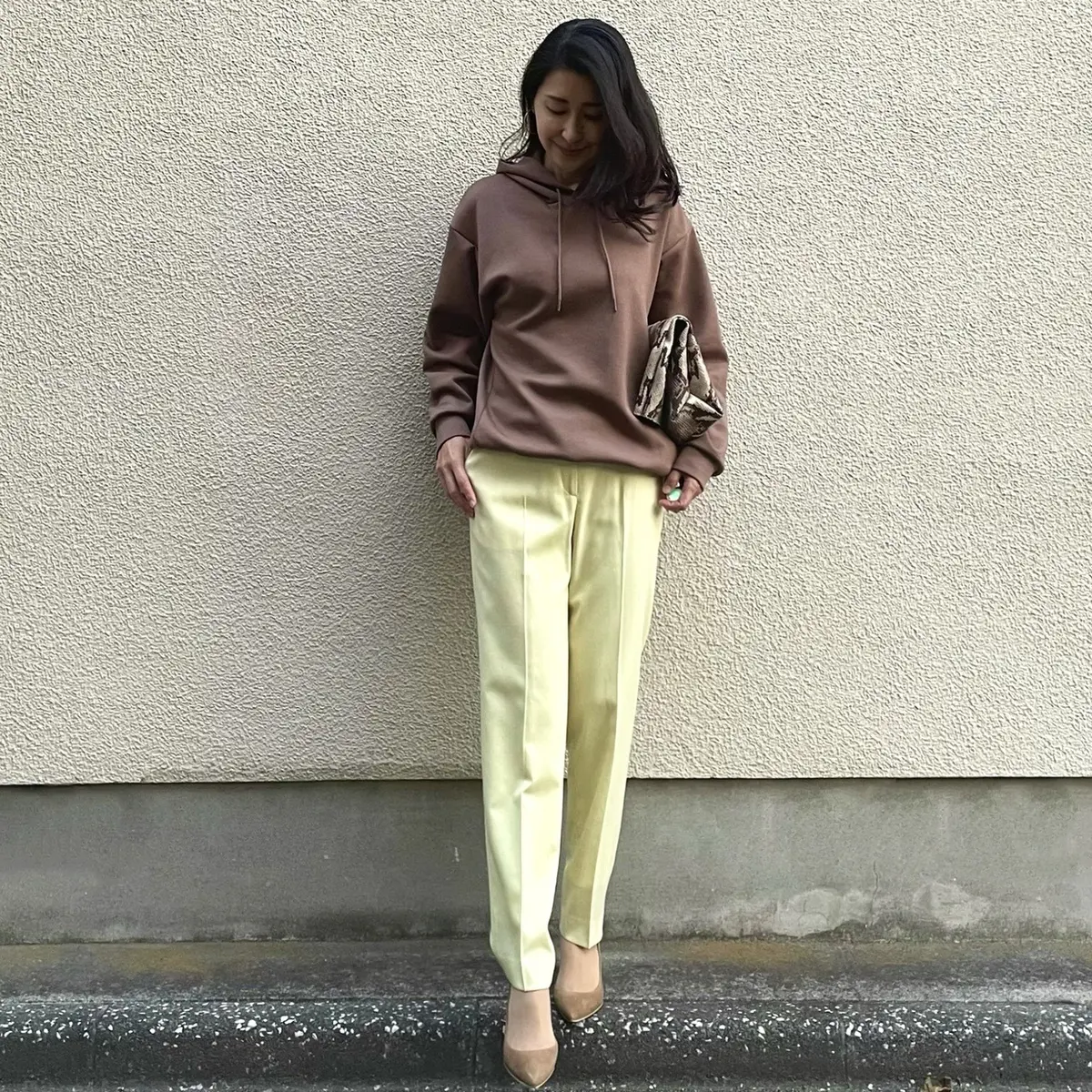 GUパーカーにキレイ色パンツに合わせて