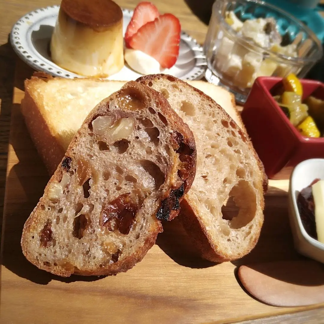 新宿御苑前のツバサコーヒー、モーニングセットのパン３種