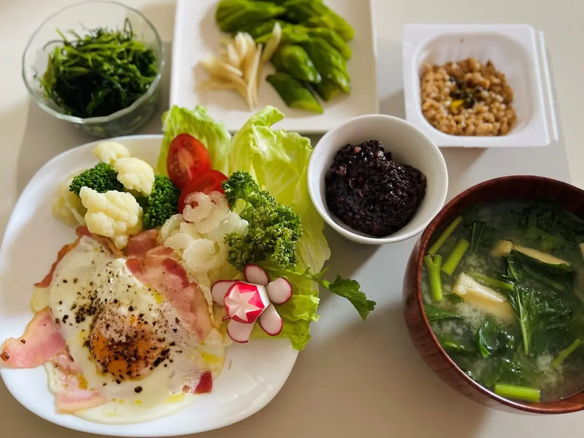 OurAge×Webエクラ　【食前○○なしの日】  朝食メニュー：ベーコンエッグ＆サラダ、ぬか漬け（きゅうり・みょうが）、オクラのっけ納豆、味噌汁（明日葉、えのき、油揚げ）、雑穀米