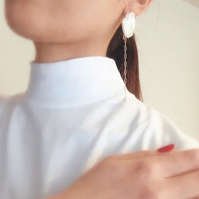 白+ベージュパンツの日は 大ぶりピアスをアクセントに