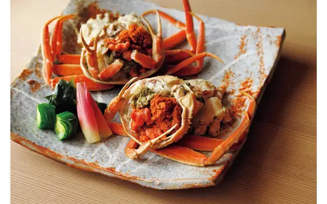 暖流と寒流が交わり栄養豊富な加賀沖の中でも、身の入りや質ともに最上とされる橋立漁港で水揚げされたズワイガニ。