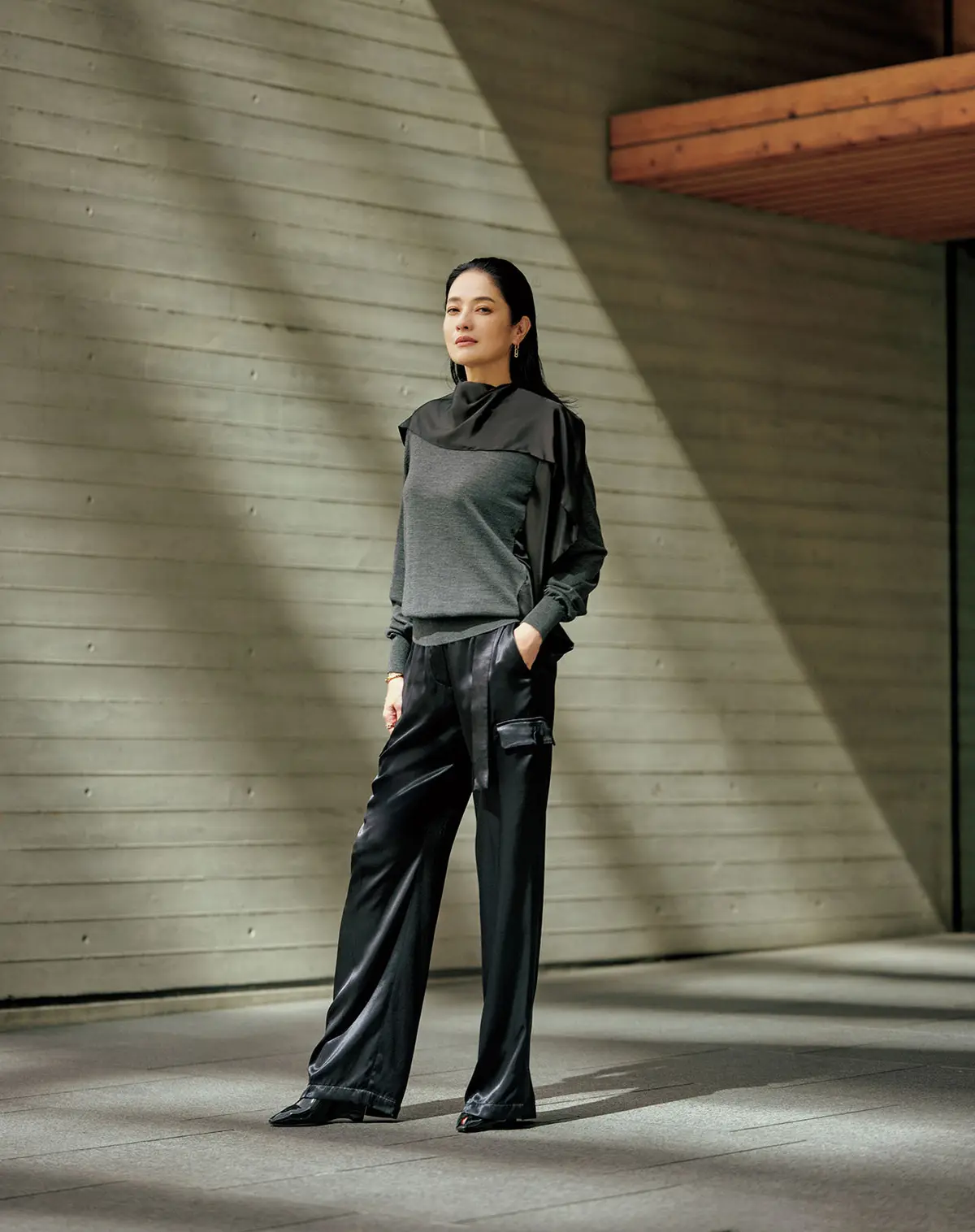 サテンの美しいツヤが カーゴパンツを一転優雅に