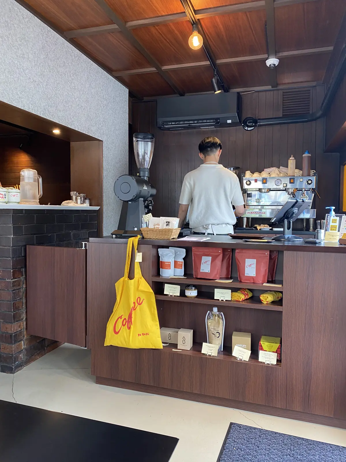 カヤバ珈琲のカウンターとバリスタの後ろ姿