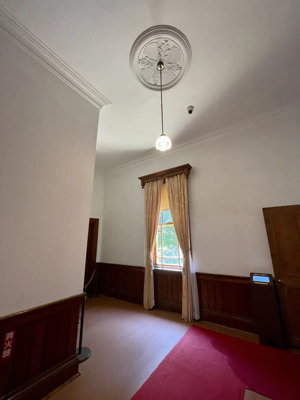 北海道、函館、旧函館公会堂、2階、踊り場、廊下、ペンダントライト、漆喰、飾り天井、洋風、洋風窓、カーテン、絨毯、通路