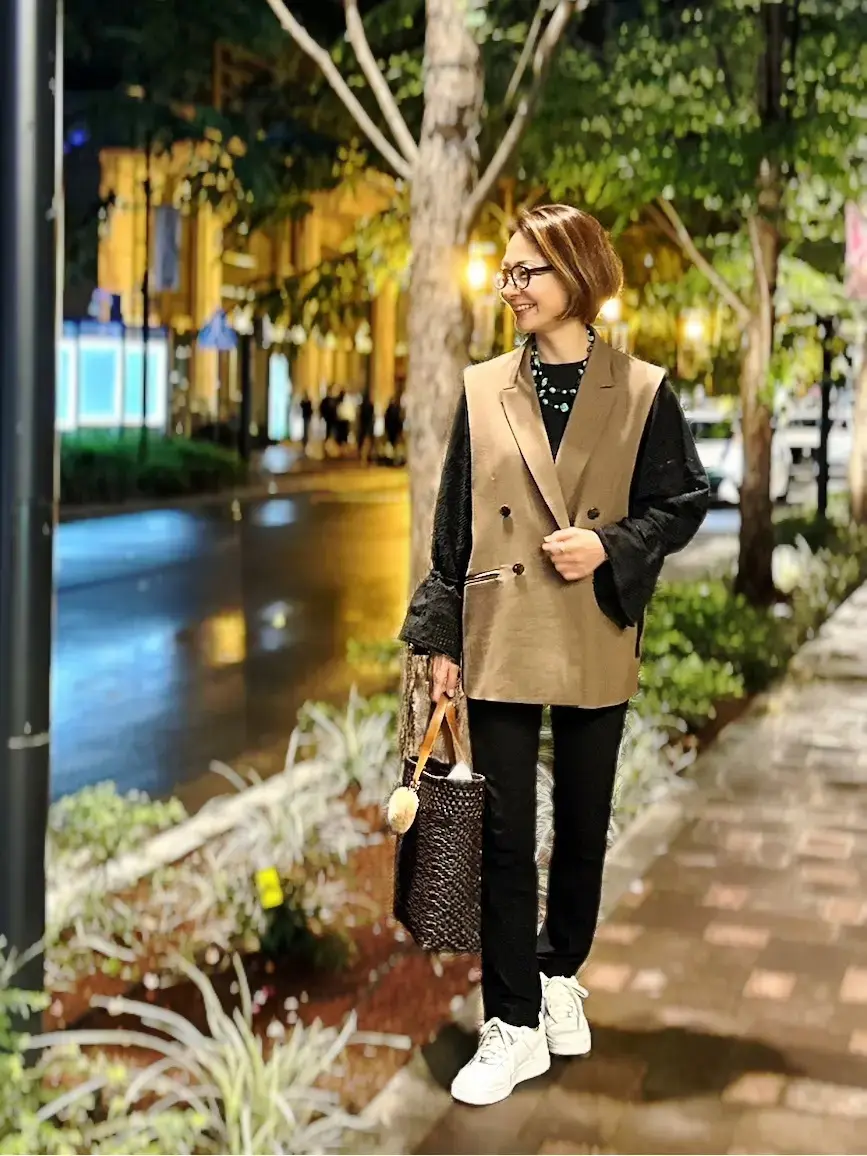 ベージュブラウンのジレが大活躍