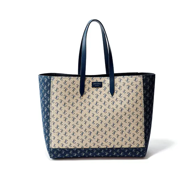 大きくて軽い、「ジミー チュウ」 の新作『レイリン トート』