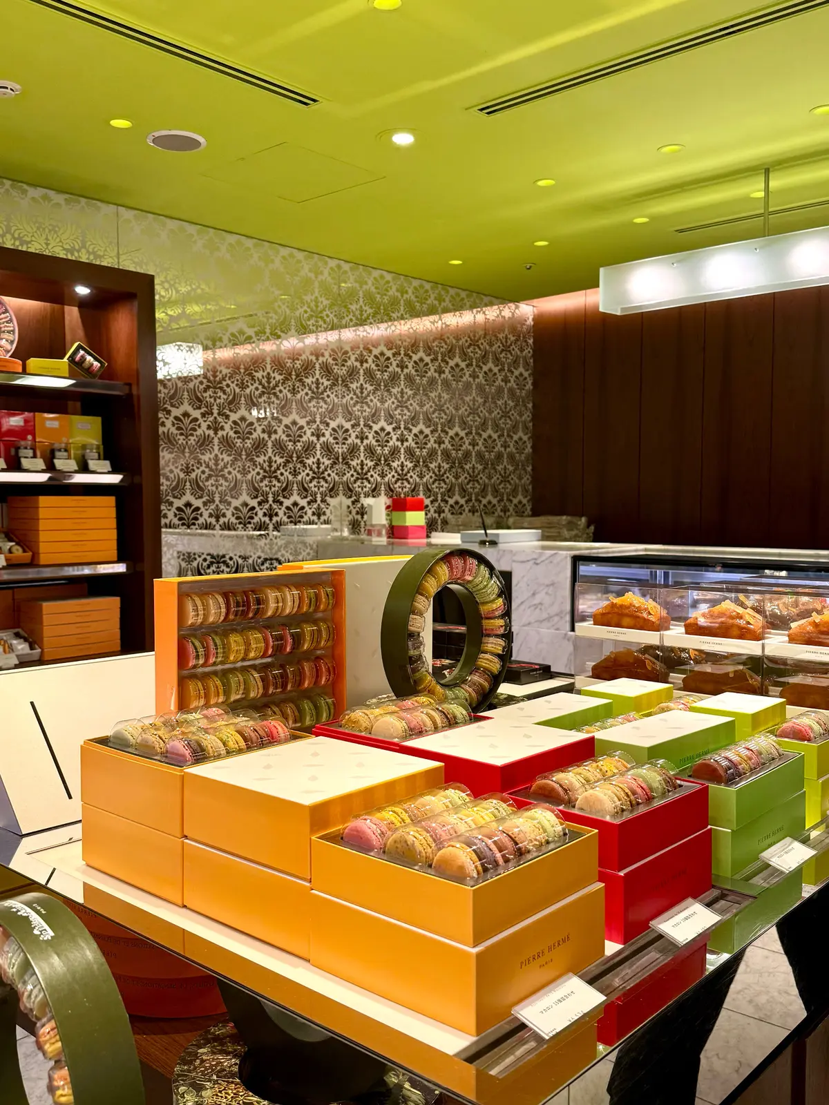 伊勢丹新宿店　ピエール・エルメ店内写真　マカロン　焼き菓子