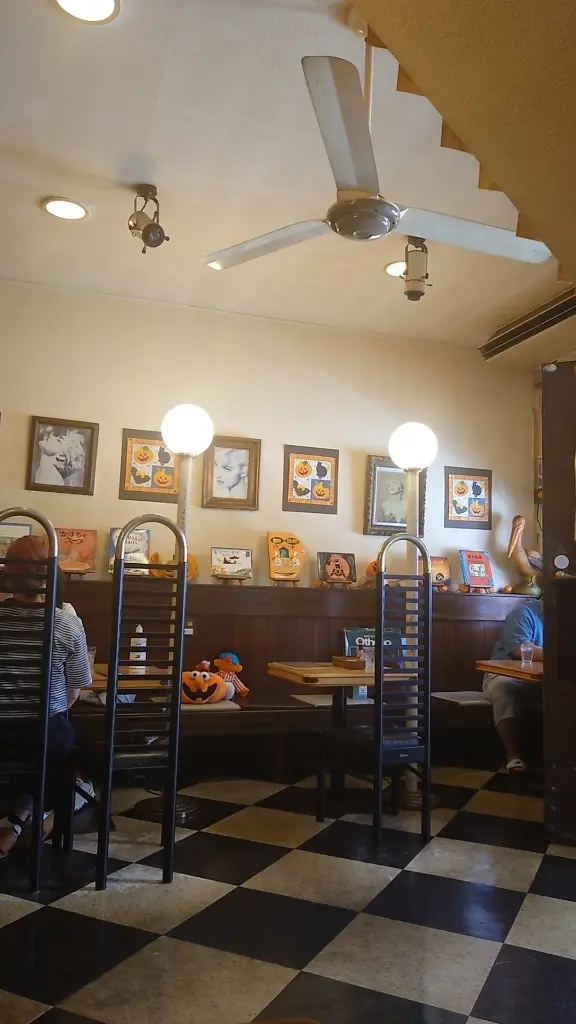 ミルクハウスの店内①