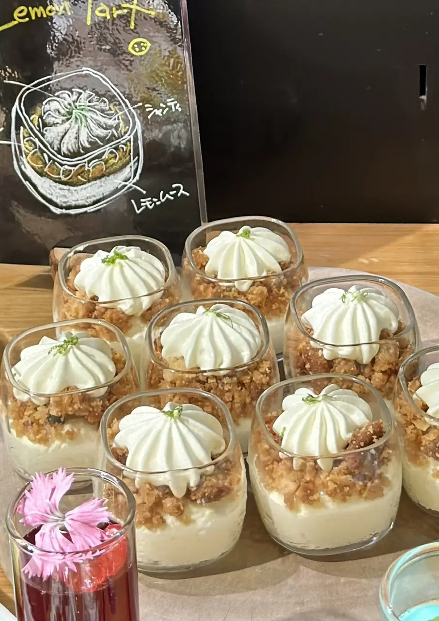 夏のブラックコーデでトロピカルなホテルブの画像_12