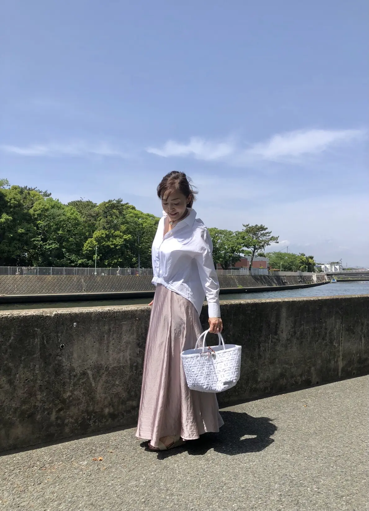 きれい色スカートと白シャツコーデの画像_2