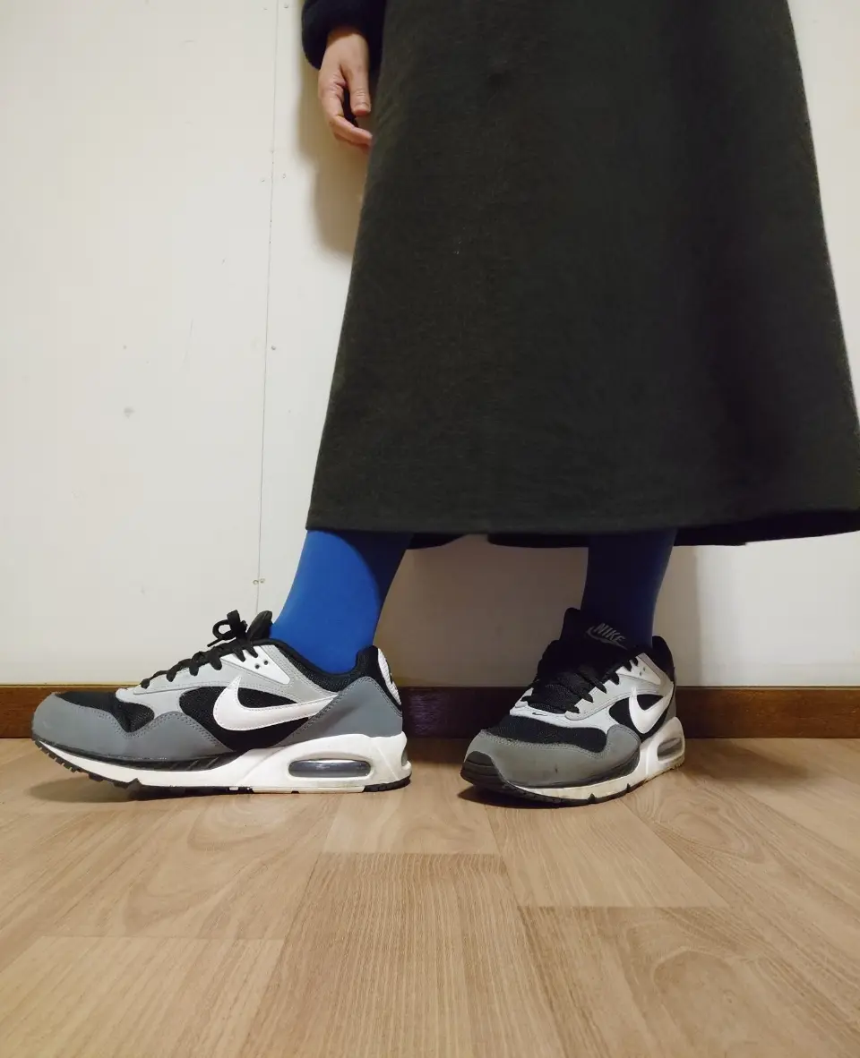 ラベンダーブルーのカラータイツスニーカーコーデ②