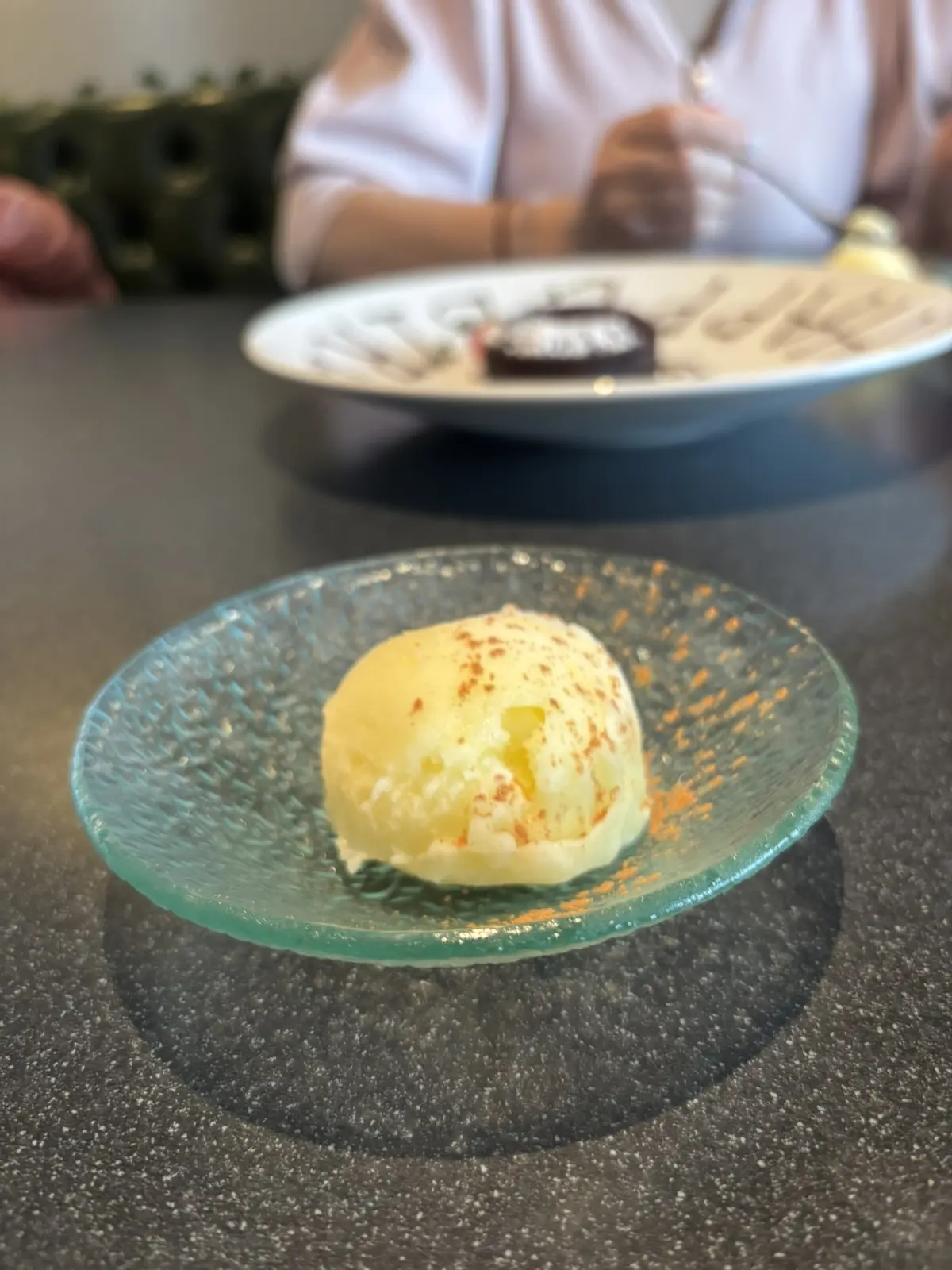 シンプルコーデには光沢をプラスの画像_8