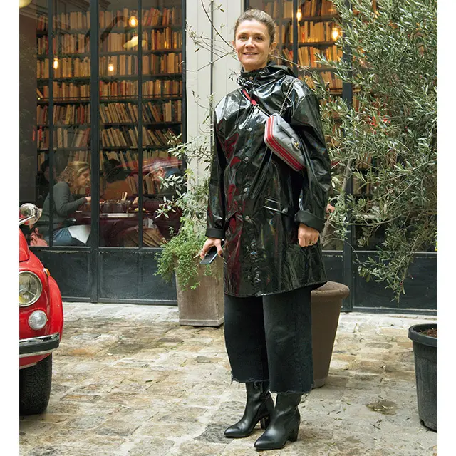 両肩にストラップをかけて短く持つシャネルの最新モデル