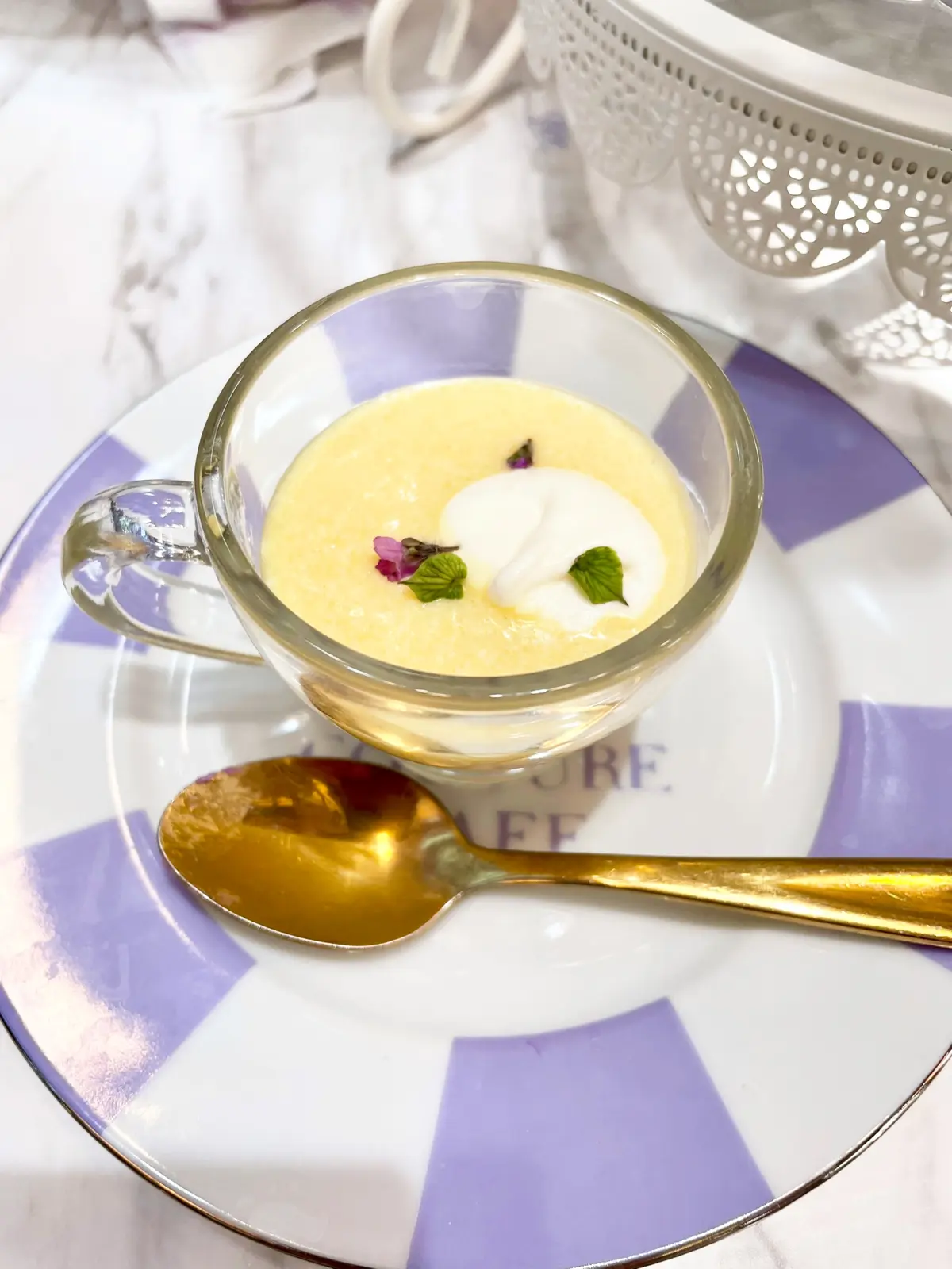 ソファ、テーブル席、Blouse、Skirt、vis、Shoes、shoel mine、スイーツ、パルフェ、パフェ、ケーキ、チョコレート、藤棚、藤、アーティフィシャルフラワー、クロワッサン、スープ、生ハム、オードブル、セイボリー、薄紫、紫色、紫、白、ブラウス、白ブラウス、フリル、フリルブラウス、シースルー、ストライプ、ロングヘア、パープル、purple、カップ、お茶、カフェ、カフェラテ、店内、HAUTE COUTURE • CAFE、HAUTE COUTURE • CAFE表参道、期間限定、Purple Afternoon Tea、オートクチュールカフェ、オートクチュールカフェ表参道、表参道、カフェ、アフタヌーンティー、HAUTE COUTURE CAFE、HAUTE COUTURE CAFE表参道、コーンスープ、コーン、金のスプーン、ガラス、カップ、カフェ、