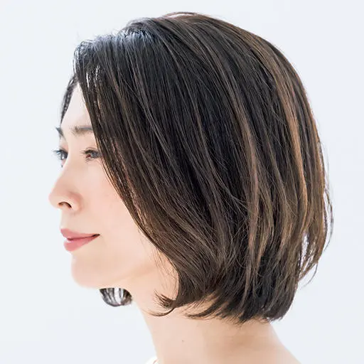 横から見たエレガントなヘアスタイル