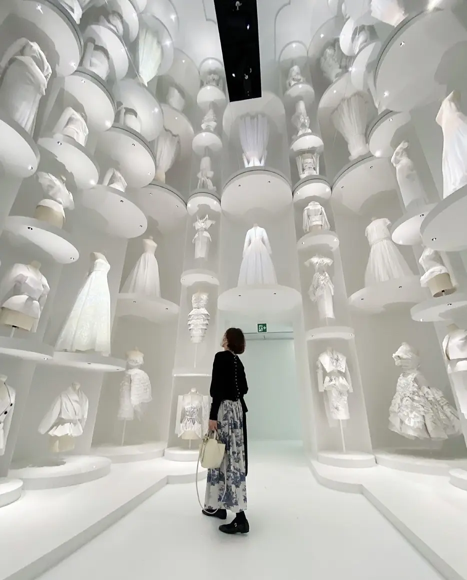 Dior展へは、トワルドジュイ柄スカートの画像_10