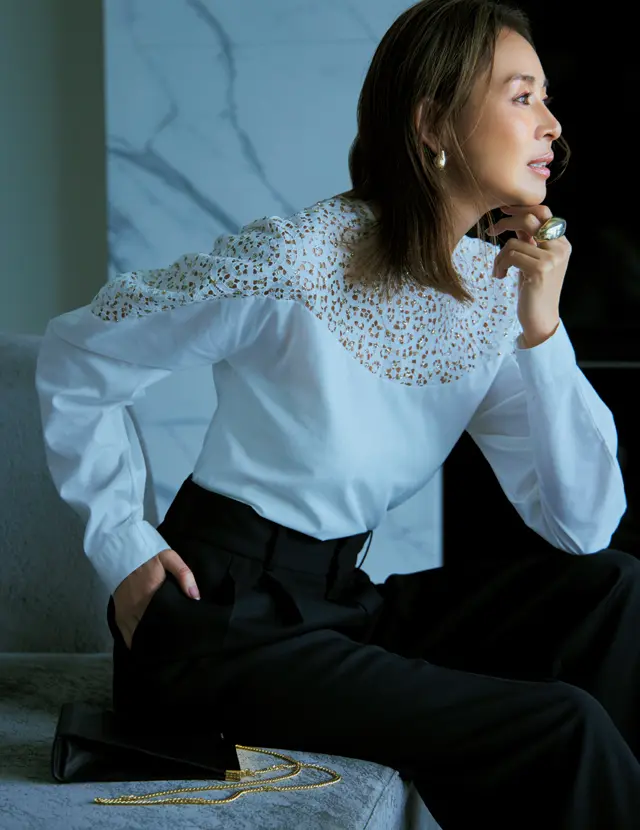 バウトのブラウスとチノのパンツのSHIHO