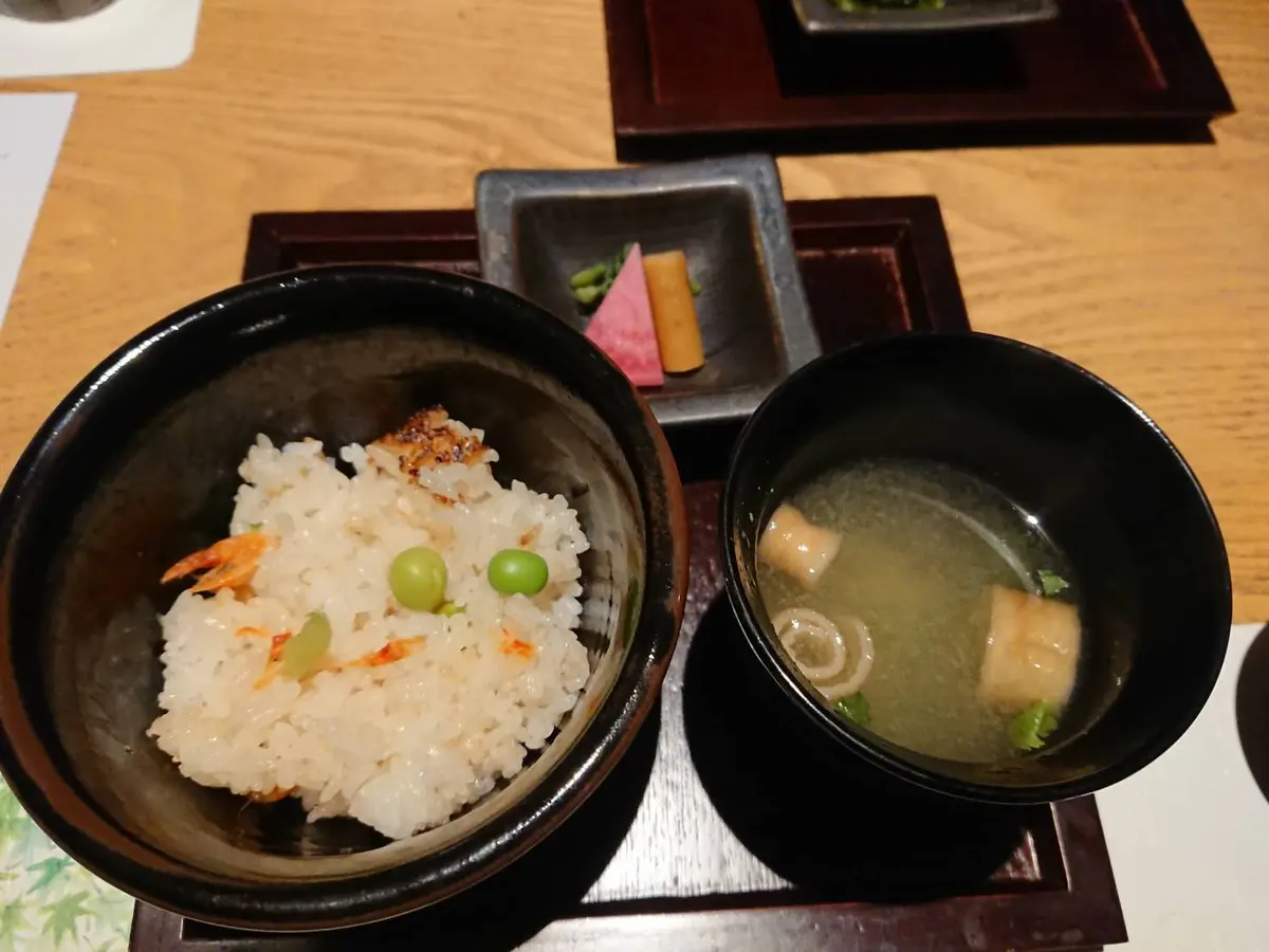 食事 桜海老 鶯豆の炊き込みご飯 味噌椀 漬け物