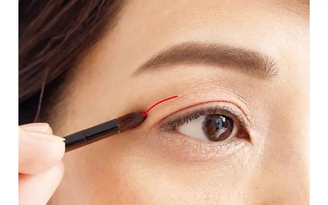 ブラウンシャドウで二重の上側にラインを