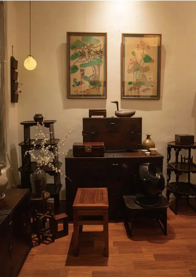 モダンながら、骨董の品格を生かすディスプレイ