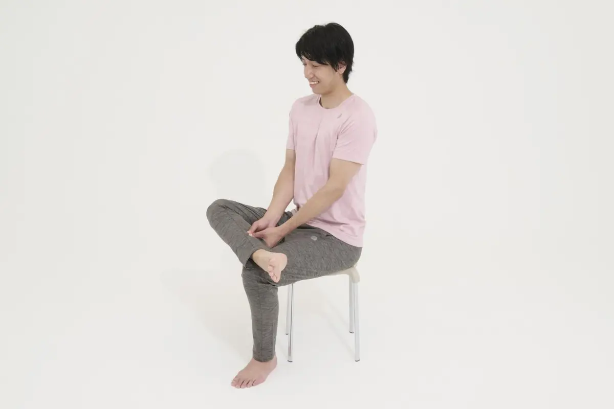 OurAge×Webエクラ　２）ふくらはぎの筋肉をがしっとつかんだまま、つかんだほうの脚の足首を、甲を上下に動かすようにパタパタと動かしていきます。ふくらはぎは膝に近いところからつかみ始めて、だんだん足のほうへとつかむ位置をずらしていきます。ツーンと響くところは重点的に。左右30 秒ずつ行います。