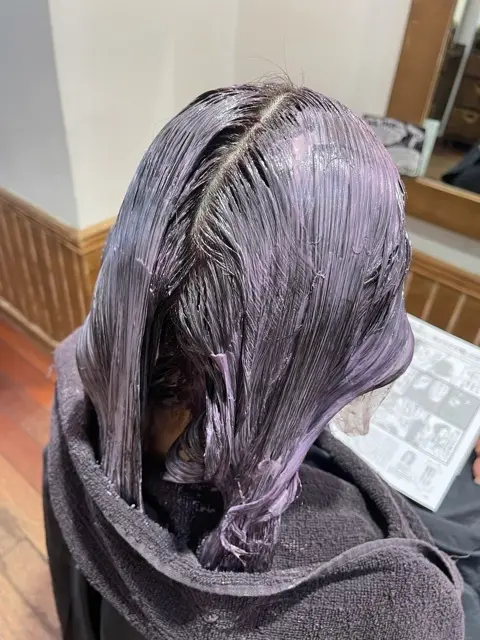 ヘアカラー施術中。