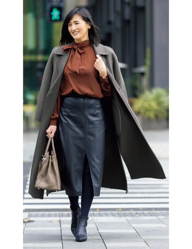 娘が推してくれたタイトスカート。大好きなボウタイブラウスでシックに