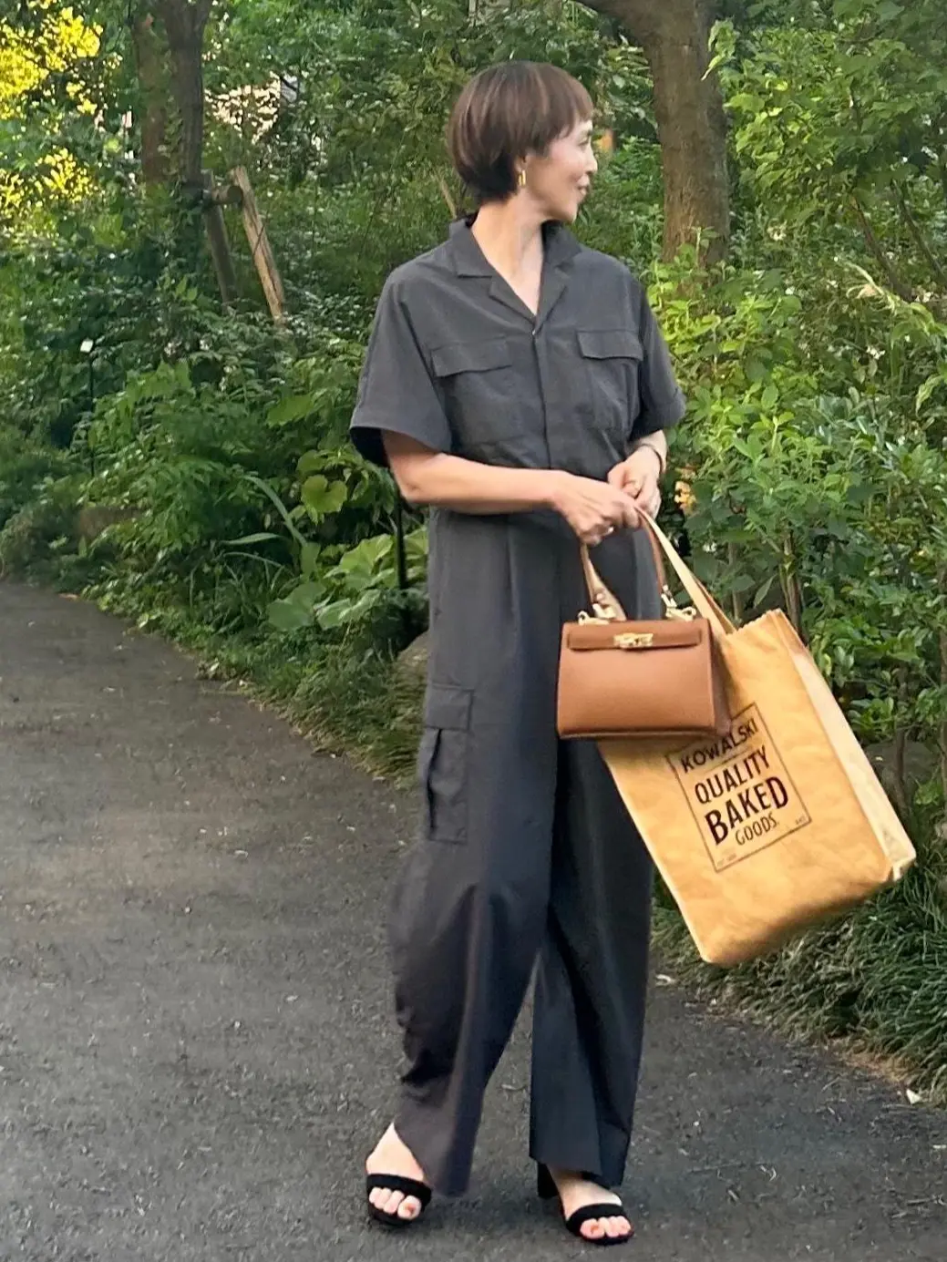 50代オールインワン　naveオールインワン　サンダル黒　50代ショートカット　AULENTTIバッグ　