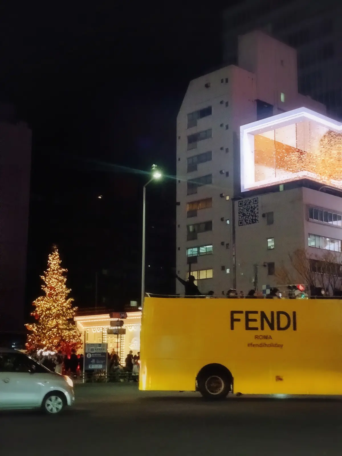 表参道イルミネーション、フェンディのバス
